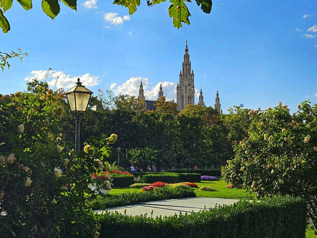 A bécsi városháza (Wiener Rathaus) tavaszi parkos környezetben